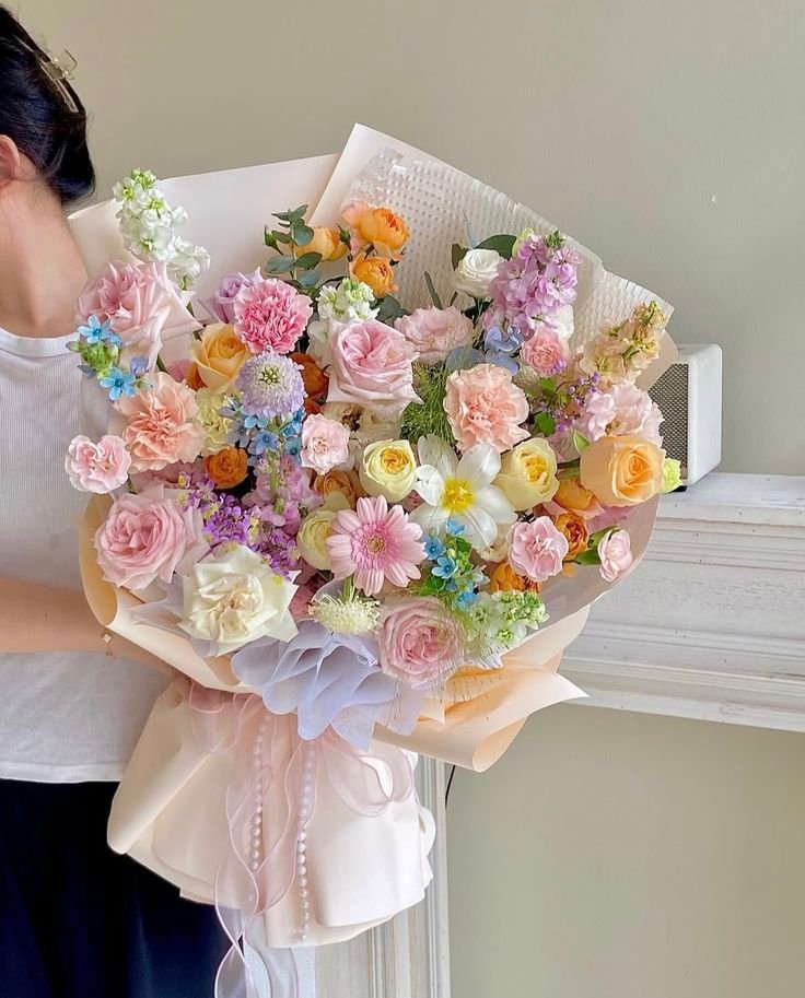 7 Ide Hadiah Selain Bunga yang Tetap Berkesan (dan Bisa Dipadukan dengan Buket)